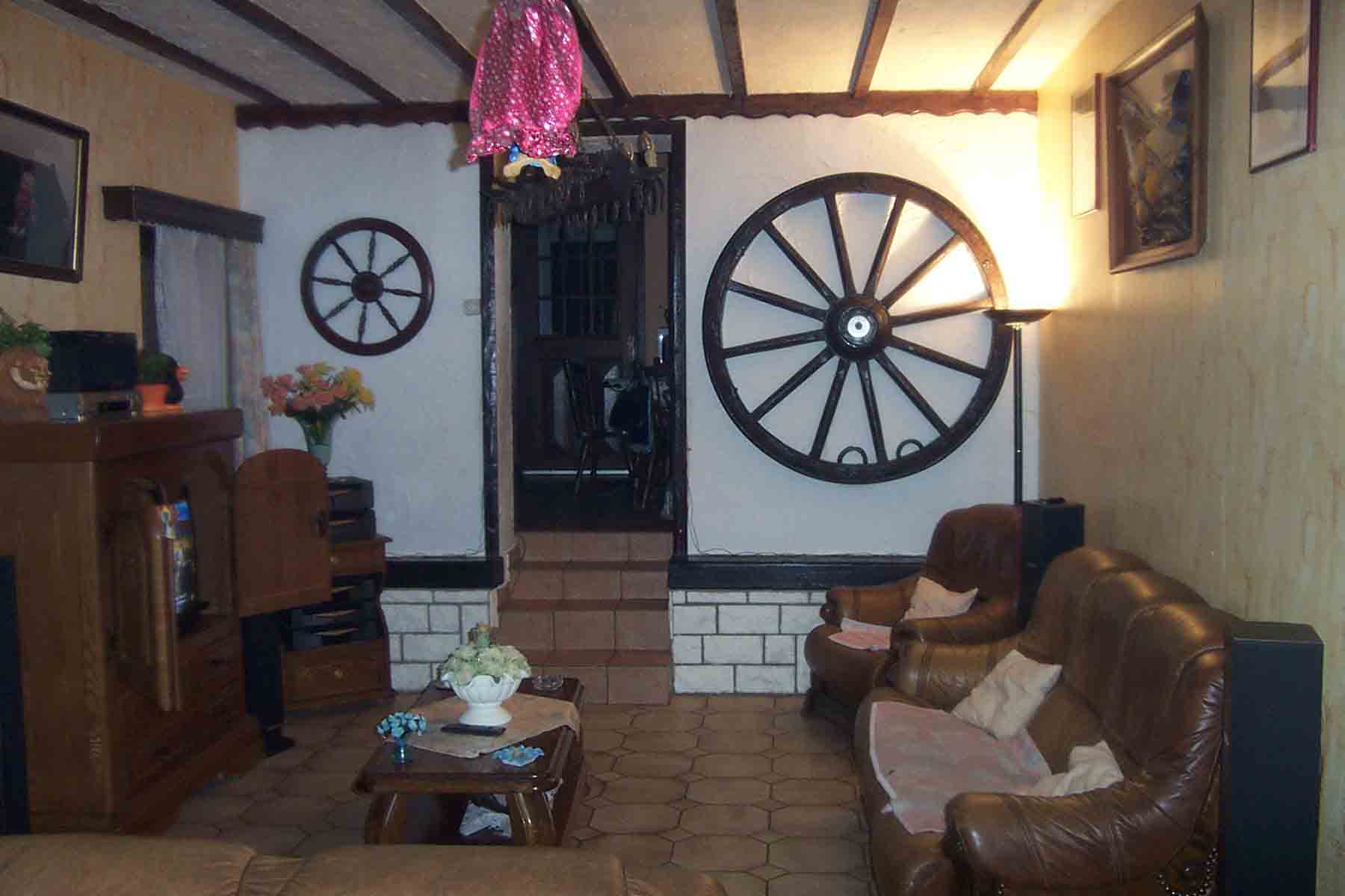 dans la roue, vous remarquez deux pièces circulaires dont l'une fut, paraît-il, projetée violemment sans intervention humaine