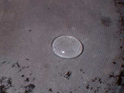 Une goutte d'eau flottante, avachie sous son propre poids