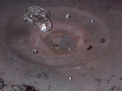 Les grosses gouttes prennent de curieuses formes